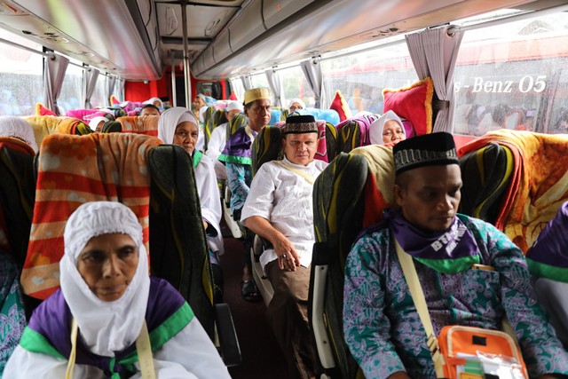 Calon jemaah haji asal Kabupaten Pidie yang masuk kloter pertama sebelum turun dari bus setiba di Asrama Haji Banda Aceh, Jumat (19/7). Foto: Husaini/acehkini 