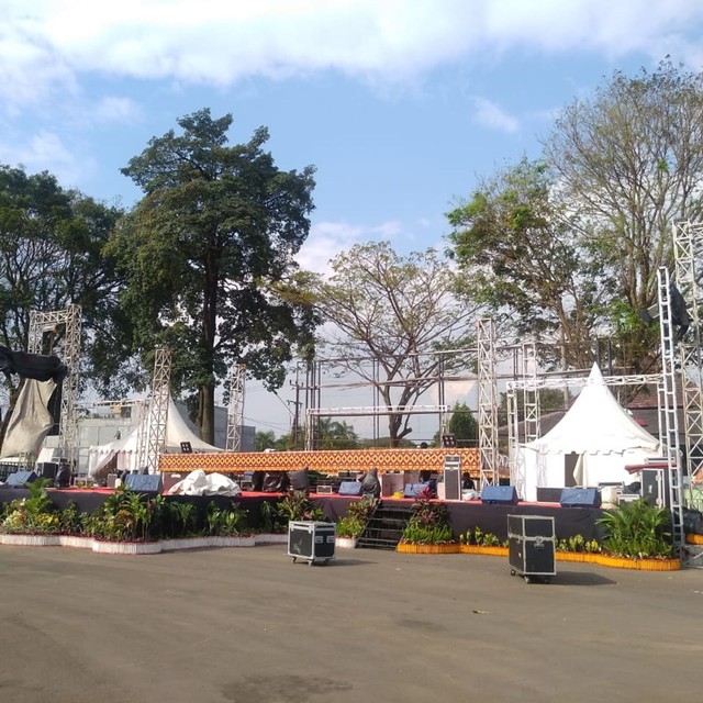 Persiapan panggung Bandar Lampung Expo, Lapangan Saburai, Enggal, Jumat (19/7)  | Foto : Rafika Restiningtias/ Lampung Geh