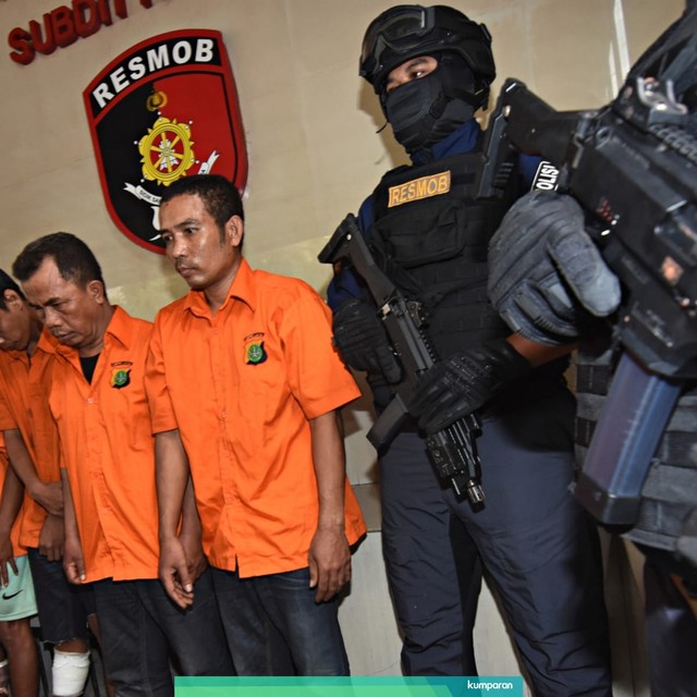 Sejumlah tersangka dari berbagai kasus ditunjukkan polisi saat rilis pengungkapan perkara yang ditangani Subdit Resmob Polda Metro Jaya di Jakarta, Jum'at (19/7). Foto: ANTARA FOTO/Indrianto Eko Suwarso