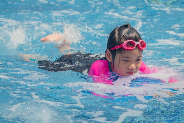 Ilustrasi anak berenang. Foto: Shutterstock