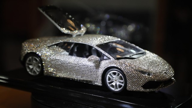Tampilan miniatur mobil Lamborghini berbalut kristal. Foto: Iqbal Firdaus/kumparan