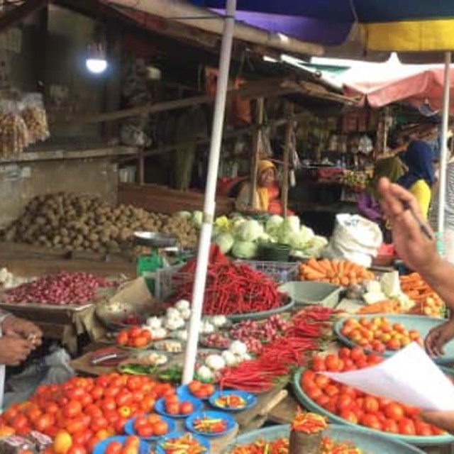 Tim Dinas Perindustrian dan Perdagangan Kota Ambon sedang melakukan pendataan pedagang di Pasar Mardika, Kota Ambon.  (Foto: istimewa)