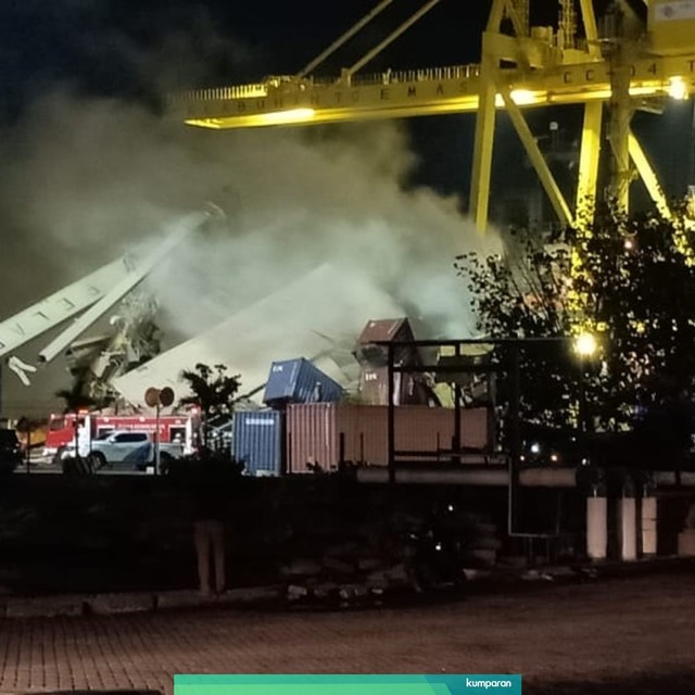 Keulan asap dari kebakaran kontainer yang tertimpa crane roboh di TPKS Pelabuhan Tanjung Emas Semarang. Foto: Afiati Tsalitsati/kumparan