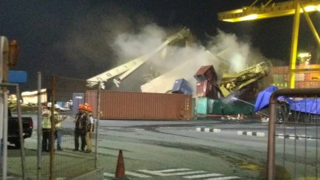 Kebakaran Warnai Proses Evakuasi Crane Roboh