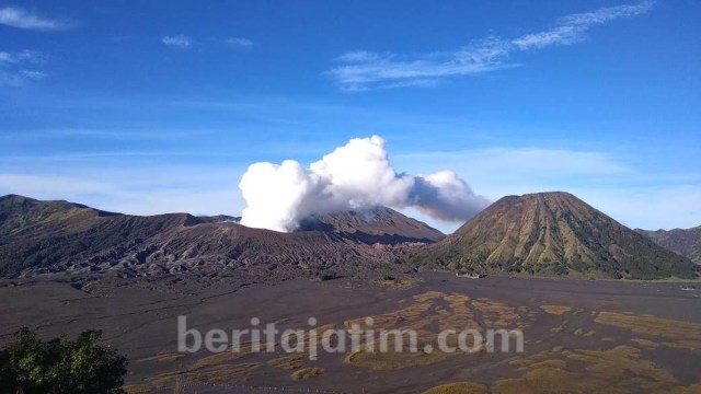 Gunung Bromo Erupsi, Kabupaten Malang Hujan Abu Tipis