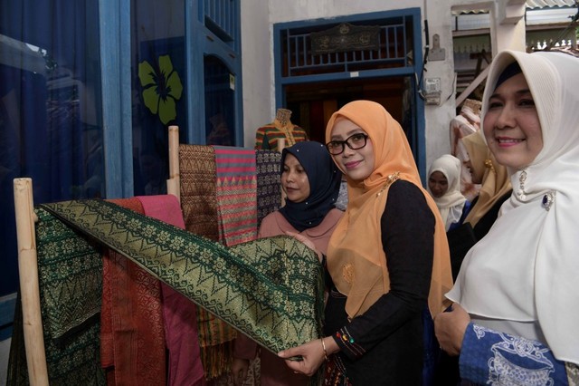 Dyah Erti Idawati memperlihatkan kain songket Aceh. Foto: Humas Aceh
