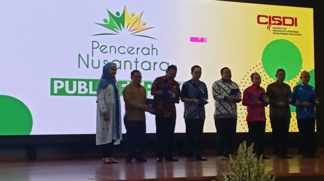 Pemda Pasangkayu menerima penghargaan dari CISDI sebagai mitra dalam program Pencerah Nusantara. Foto: Dok. Istimewa