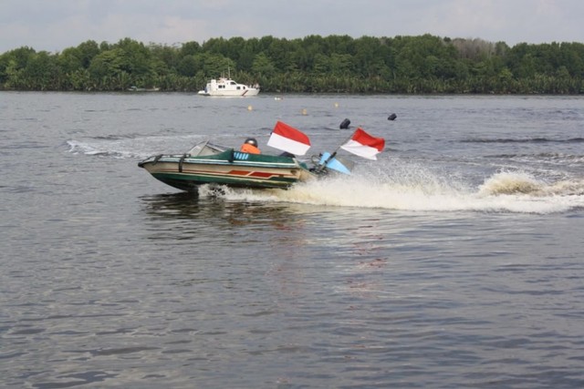 Peserta lomba menikuk speed boat di perairan DAS Kumai. (Foto: Humas Polres Kobar)