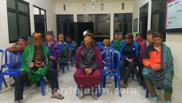 Tokoh Masyarakat Desa Ngadas, Rapat Persiapan Upacara Karo, di Balaidesa, Jumat malam (19/7/2019)