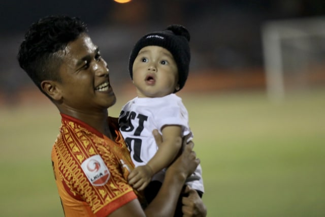 Defri Rizki sukses mengeksekusi jatah penalti menjadi gol penentu kemenangan Persiraja atas Persita Tangerang dengan skor akhir 1-0. Foto: Suparta/acehkini