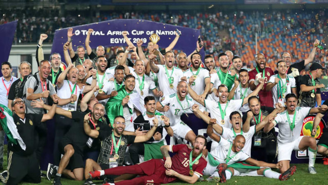 Pemain Aljazair merayakan juara Piala Afrika 2019 di Cairo International Stadium, Mesir, Sabtu (20/9). Foto: REUTERS/Suhaib Salem