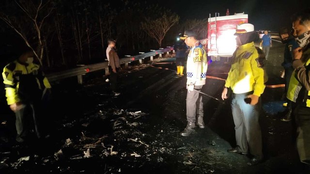 Tol Cipali Km 154, Majalengka, kendaraan mobil yang terbakar