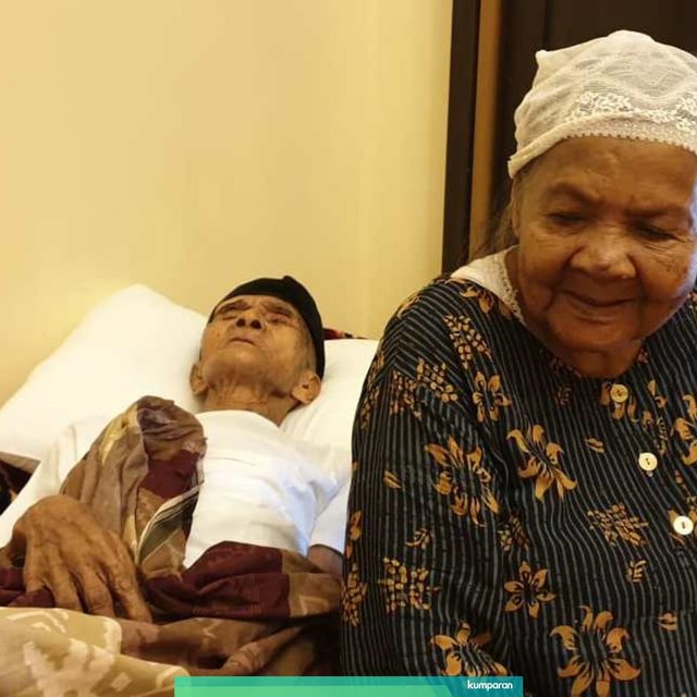 Mak Cum (kanan) saat menemani kakek Mahmud di kamar hotel di Madinah, Arab Saudi. Foto: Denny Armandhanu/kumparan