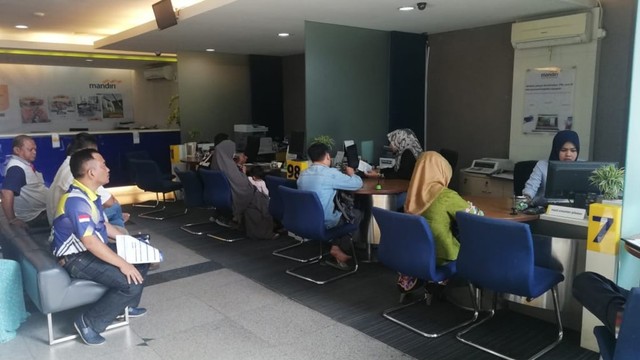 Nasabah Bank Mandiri Pekanbaru saat komplain ke costumer service karena saldo di rekening mereka jumlahnya Rp 0. (Foto: Andika Permana)