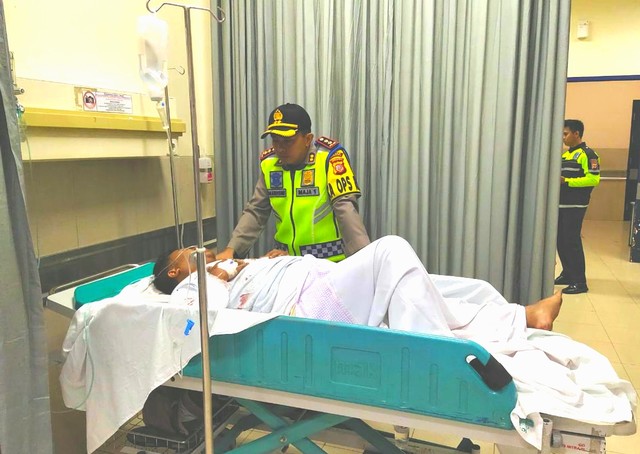 Kapolres Majalengka AKBP Mariyono menjenguk korban luka berat yang saat ini dirawat di Rumah Sakit Umum (RSU) Plumbon. (Oki)