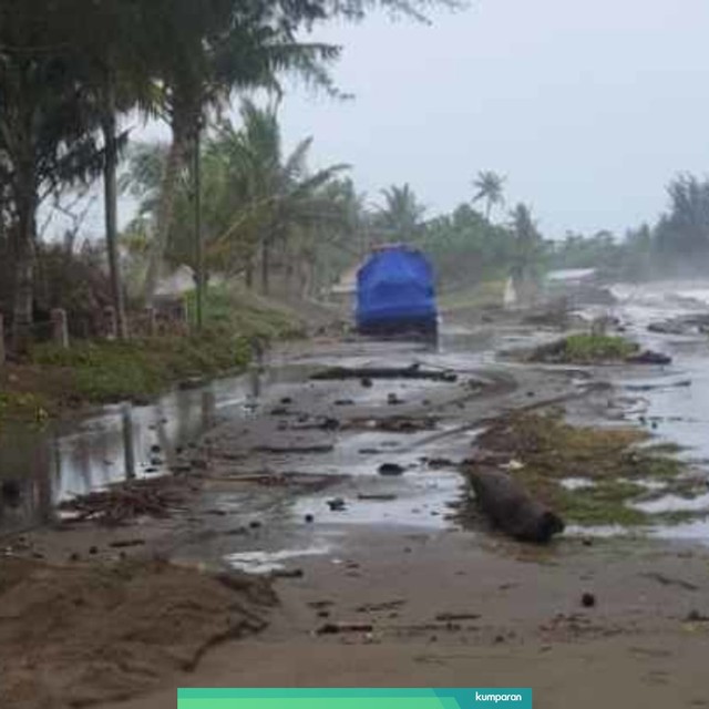 Rumah warga di pesisir Aceh Barat diterpa gelombang pasang. Foto: Dok. BPB Aceh