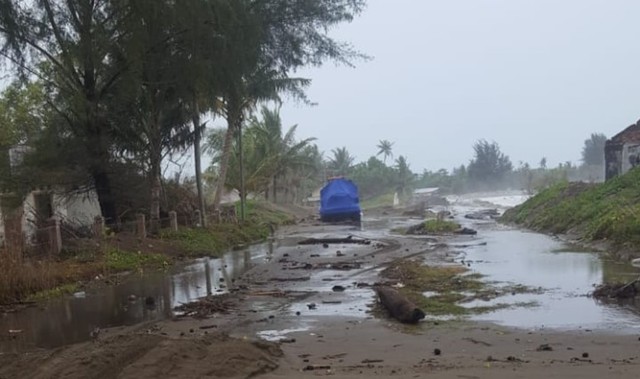Gelombang pasang melanda Gampong Suak Indrapuri, Kecamatan Johan Pahlawan, Aceh Barat, Aceh, Sabtu (20/7). Foto: Dok. BPBD Aceh Barat