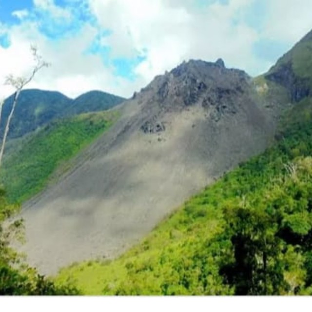 Anak Gunung Ranaka yang dipotret dari Pos 7 Gunung Ranaka. Foto oleh: Elvis,florespedia/kumparan.com 