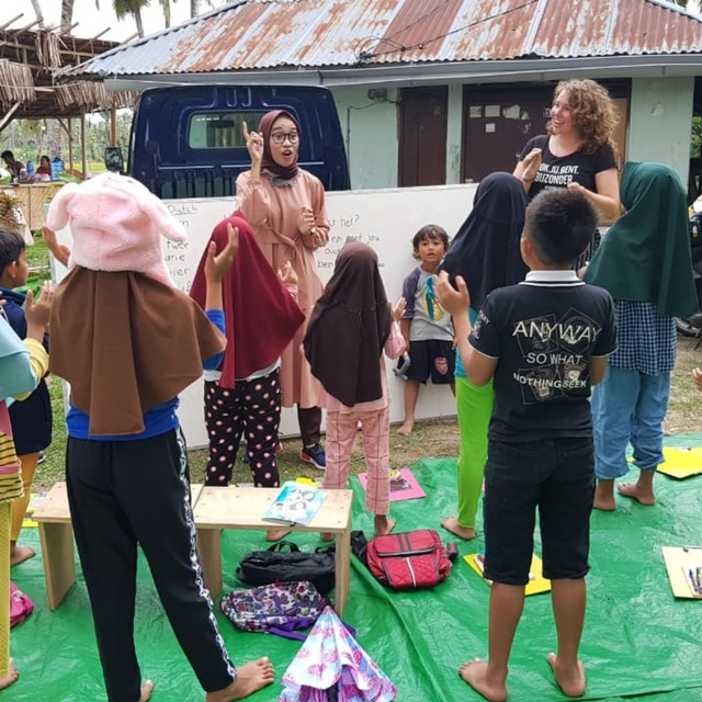 Suasana anak-anak saat belajar di sekolah alam yang didirikan oleh pasangan suami istri, Hary dan Mimin, yang berada di Desa Timuato, Kecamatan Telaga Biru, Kabupaten Gorontalo. Sabtu, (20/7). Foto : Burdu/banthayoid