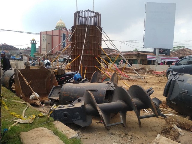 Tiang beton yang sudah mulai terpasang di proyek pembangunan flyover Jalan Untung Suropati - Jalan RA. Basyid, Sabtu (20/7)  | Foto :  Rafika Restiningtias/ Lampung Geh