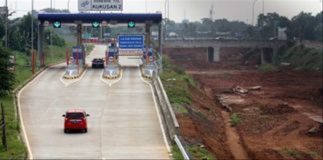 Kendaraan melintas di ruas tol Cinere-Jagorawi (Cijago) seksi 2 di Depok, Jawa Barat. Foto: ANTARA FOTO/Yulius Satria Wijaya