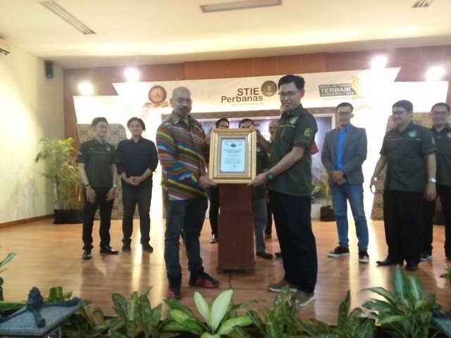 Penyerahan penghargaan dari Museum Rekor Inisiatif Hijau Indonesia pada STIE Perbanas Surabaya. Foto-foto : Amanah Nur Asiah/Basra