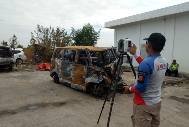 Bangkai Suzuki APC yang terbakar kini telah dialihkan dari titik lakalantas di ruas tol Cipali, Sabtu (20/7)