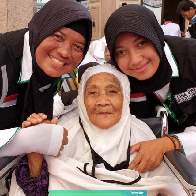 Nenek Tayo Anom Sari Ayu (tengah), Jemaah Indonesia berusia 105 tahun asal Lombok bersama petugas haji di Masjid Nabawi. Foto: Denny Armandhanu/kumparan