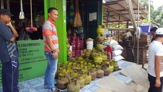 Polisi menggerebek Pangkalan Marjuni yang menjual LPG 3 Kg di RT 1 Jalan Pasar, Desa Telaga Saliba, Kecamatan Amuntai Selatan, Kabupaten HSU pada Sabtu, 20 Juli 2019. Foto: Polres HSU