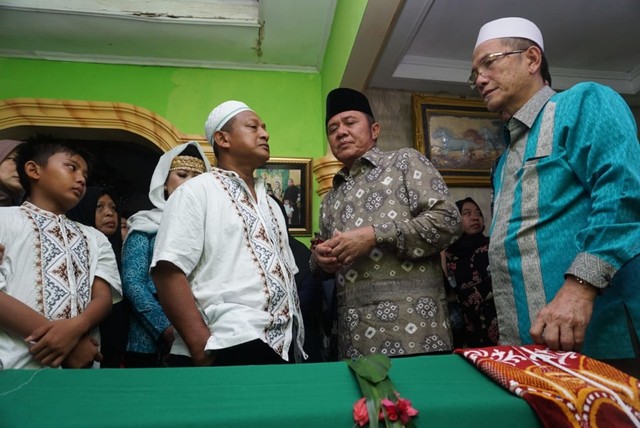 Gubernur Sumsel, Herman Deru, saat melayat ke rumah siswa korban penganiayaan di SMA Taruna Indonesia. (dok. istimewa) 