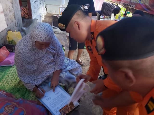 Rusda, istri La Ode Arham, menandatangani surat pernyataan pemberhentian pencarian korban hilang di hadapan anggota SAR Ambon, Sabtu (20/7). (Foto: istimewa)