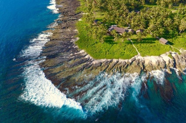 Ombak Kepulauan Simeulue, potensi pariwisata terbesar di sana. Foto: Abdul Hadi/acehkini