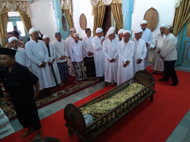 Patih Sultan Kanoman era Sultan Anom XI Pangeran Raja Adipati Muhammad Jalalludin, yakni Pangeran Raja H. Muhammad Imamudin bin Sultan Kanoman X Sultan Raja H. Muhammad Nurus Samawat, telah meninggal dunia pada Jumat (19/8). Jenazah dikebumikan Sabtu (20/7) kompleks makam sunan gunung jati. (Juan)