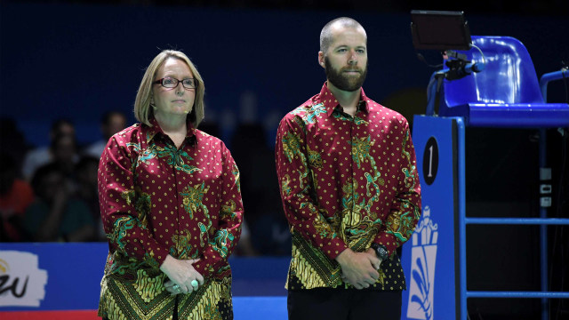 Wasit asal Australia Kelly Hoare (kiri) dan "Service Judge" asal Kanada Remi Beaulieu mengenakan kemeja batik saat memimpin pertandingan babak semifinal Blibli Indonesia Open 2019 di Istora Senayan, Jakarta, Sabtu (20/7). Foto: ANTARA FOTO/Hafidz Mubarak A