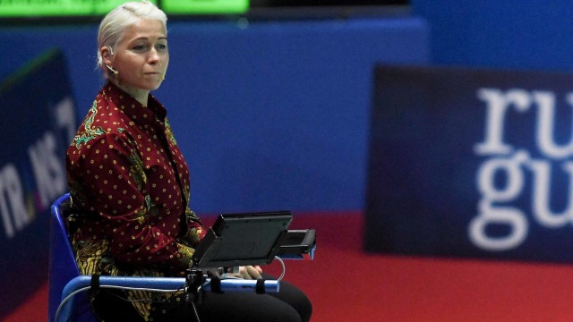 Wasit asal Estonia Iris Metspalu mengenakan kemeja batik saat memimpin pertandingan babak semifinal Blibli Indonesia Open 2019 di Istora Senayan, Jakarta, Sabtu (20/7). Foto: ANTARA FOTO/Hafidz Mubarak A