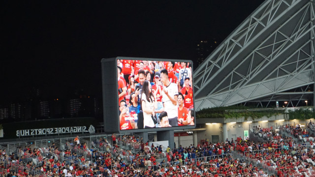 Seorang wanita melamar kekasihnya di Laga Man United vs Inter, di Stadion Nasional Singapura, Sabtu (20/7). Foto: Anju Christian/kumparan