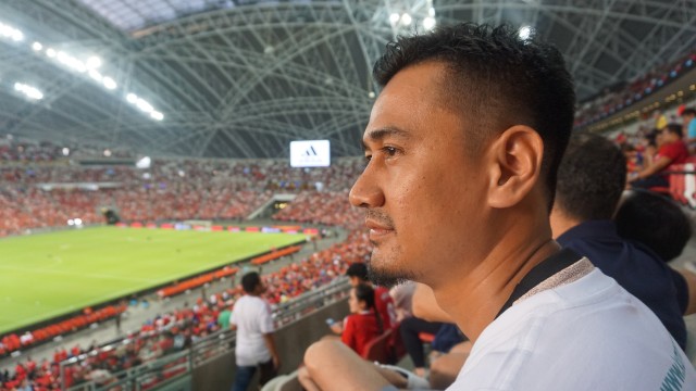 Rully Maradona menyaksikan laga Manchester United vs Inter Milan di Stadion Nasional Singapura, setelah memenangi kuis yang diadakan kumparan. Foto: Anju Christian/kumparan