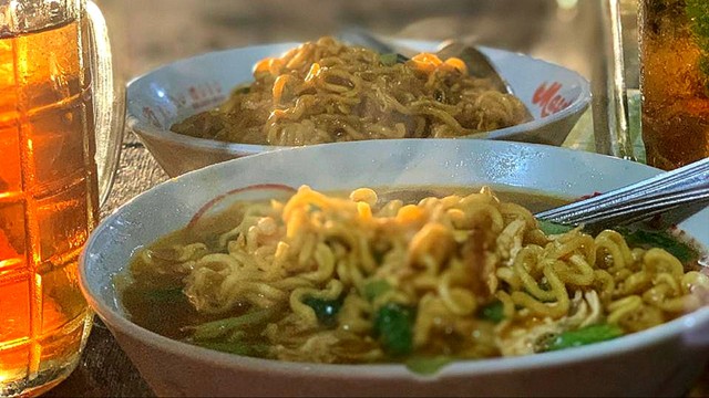 Dua mangkuk mie get kuah dan goreng hangat . Foto: Cirebon Foodiary