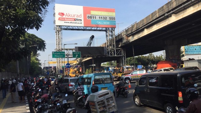 Evakuasi Truk Pertamina Usai Terbakar Gerbang Tol 