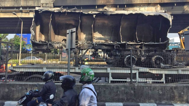 Muatan truk pertamina yang terbakar. Foto: Fachrul Irwinsyah/kumparan