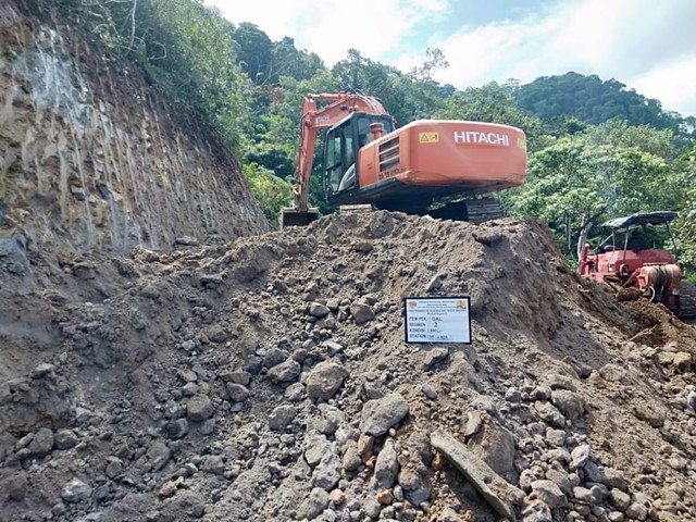 PT. Agogo sedang melakukan pekerjaan proyek peningkatan jalan Bealaing - Mukun - Mbazan di Kabupaten Manggarai Timur. Sumber foto: Dok.PT. Agogo.