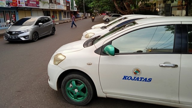 Taksi Kojatas yang mangkal di area Jalan Hasanuddin HM atau belakang kantor Bank Indonesia, Kota Banjarmasin, Sabtu (20/7/2019). Foto: Donny Muslim/banjarhits.id