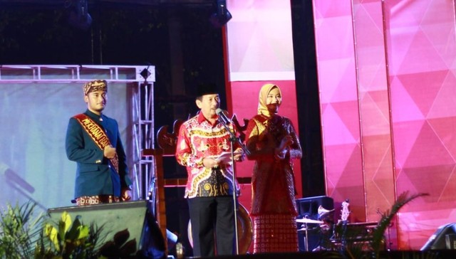Walikota Bandar Lampung, Herman HN, saat memberikan sambutan dalam acara pembukaan Begawi Bandar Lampung Expo dan Begawi Bandar Lampung, Sabtu (20/7) malam | Foto : Dimas Prasetyo/Lampung Geh