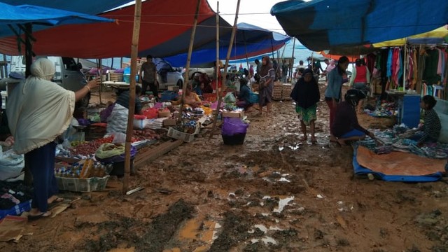 Kondisi pasar Minggu di Kompleks Jompi, Kelurahan Bahoue, Kecamatan Petasia Kota Kolonodale, Kabupaten Morowali Utara, Sulawesi Tengah, Minggu (21/7). Foto: Jul/PaluPoso