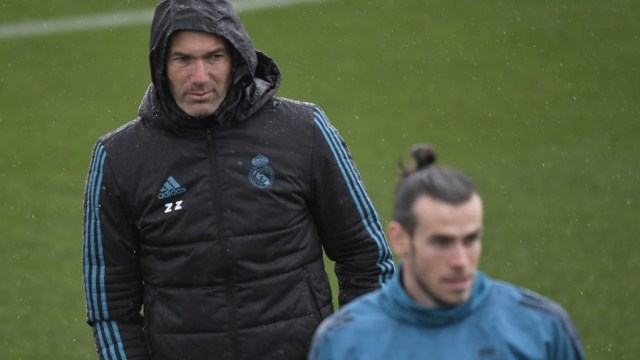 Zinedine Zidane bersama Gareth Bale. Foto: GABRIEL BOUYS / AFP
