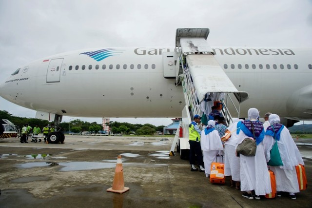 Para jemaah calon haji kloter pertama embarkasi Aceh langsung mengenakan pakaian ihram dalam pemberangkatan menuju ke Tanah Suci melalaui Bandara Internasional Sultan Iskandar Muda, Blang Bintang, Sabtu (20/7). Foto: Khairul Umami MCH Aceh
