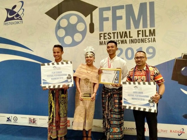 Senyum bahagia atas diraihnya juara umum oleh tim Universitas Timor dalam FFMI 2019, Sabtu (20/7) | Foto : Sidik Aryono / Lampung Geh