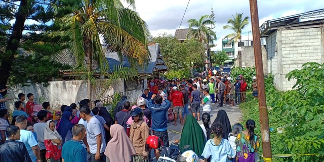 Warga memadati lokasi penemuan mayat. Foto: Lukman Budianto/kendarinesia