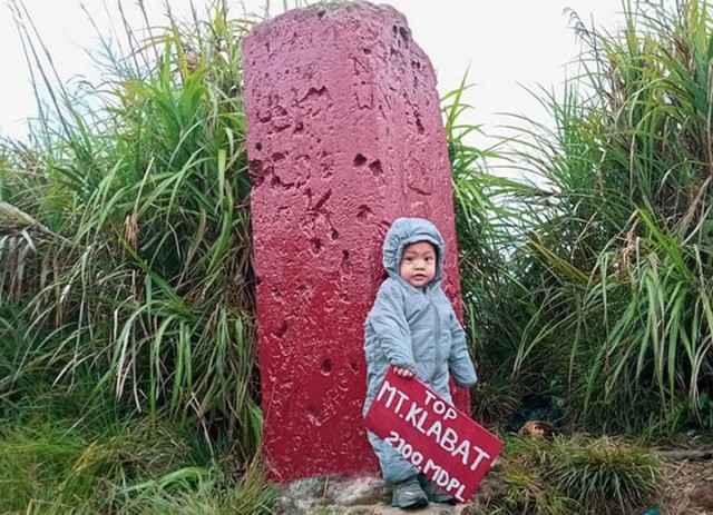 Muflifun Rizky Makapunas atau akrab disapa Isky, bocah berusia satu tahun yang berhasil menaklukkan Gunung Klabat, gunung tertinggi yang ada di Sulawesi Utara (Foto: Dokumen Keluarga) 