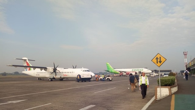 Pesawat ATR 72-500 (kiri) milik maskapai Pelita Air Service di Bandara Halim Perdanakusumah, Jakarta. Foto: Wendiyanto Saputro/kumparan